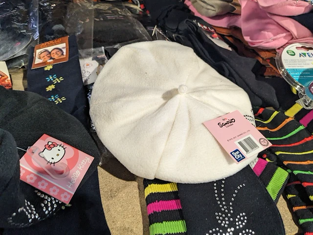 Partij zomer en winter kinderkleding en toebehoren, o.a. hello kitty, disney, amber - afbeelding 14 van  109