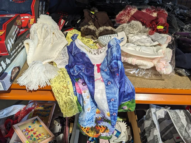 Partij zomer en winter kinderkleding en toebehoren, o.a. hello kitty, disney, amber - afbeelding 16 van  109