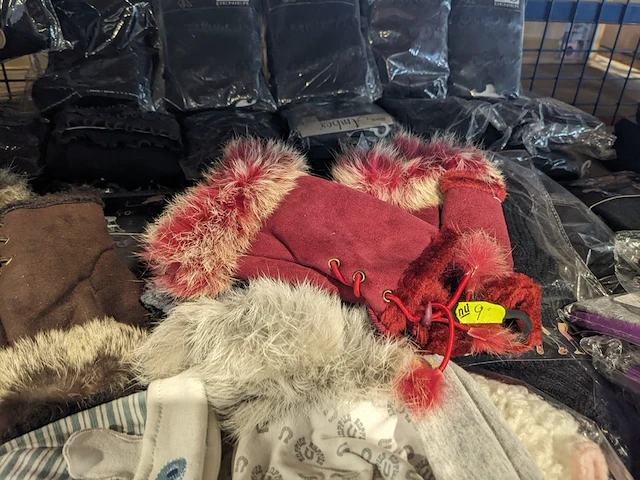 Partij zomer en winter kinderkleding en toebehoren, o.a. hello kitty, disney, amber - afbeelding 17 van  109