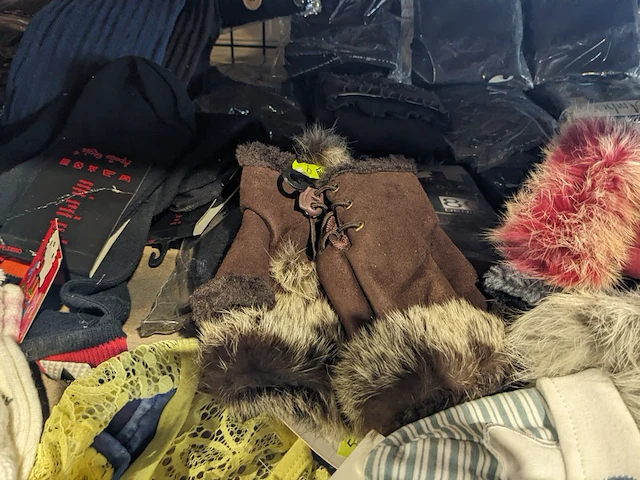 Partij zomer en winter kinderkleding en toebehoren, o.a. hello kitty, disney, amber - afbeelding 18 van  109