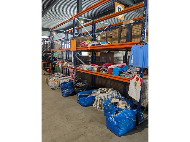 Partij zomer en winter kinderkleding en toebehoren, o.a. hello kitty, disney, amber - afbeelding 1 van  109