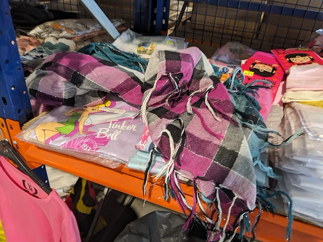 Partij zomer en winter kinderkleding en toebehoren, o.a. hello kitty, disney, amber - afbeelding 30 van  109