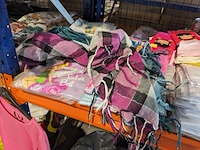 Partij zomer en winter kinderkleding en toebehoren, o.a. hello kitty, disney, amber - afbeelding 30 van  109