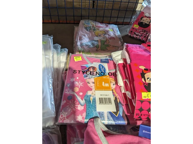 Partij zomer en winter kinderkleding en toebehoren, o.a. hello kitty, disney, amber - afbeelding 36 van  109