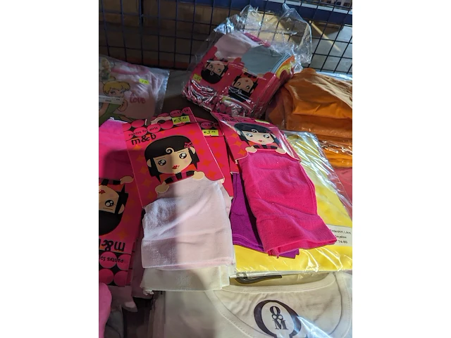 Partij zomer en winter kinderkleding en toebehoren, o.a. hello kitty, disney, amber - afbeelding 38 van  109
