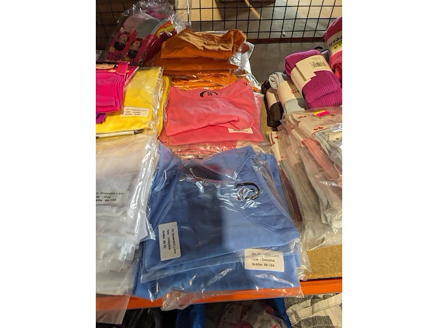 Partij zomer en winter kinderkleding en toebehoren, o.a. hello kitty, disney, amber - afbeelding 39 van  109