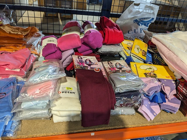 Partij zomer en winter kinderkleding en toebehoren, o.a. hello kitty, disney, amber - afbeelding 42 van  109