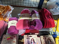 Partij zomer en winter kinderkleding en toebehoren, o.a. hello kitty, disney, amber - afbeelding 43 van  109
