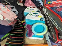 Partij zomer en winter kinderkleding en toebehoren, o.a. hello kitty, disney, amber - afbeelding 33 van  109