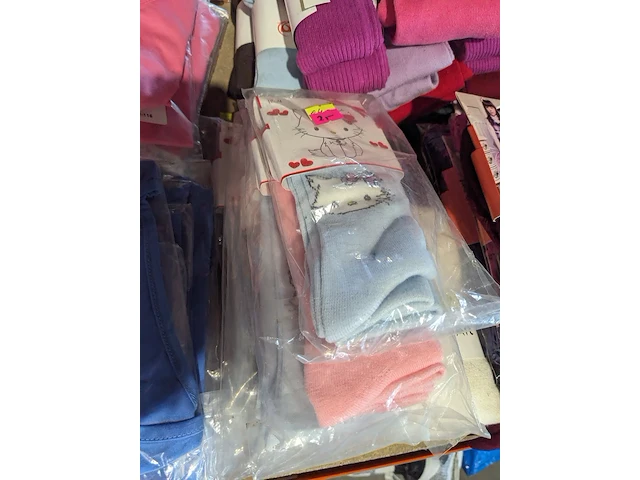 Partij zomer en winter kinderkleding en toebehoren, o.a. hello kitty, disney, amber - afbeelding 45 van  109