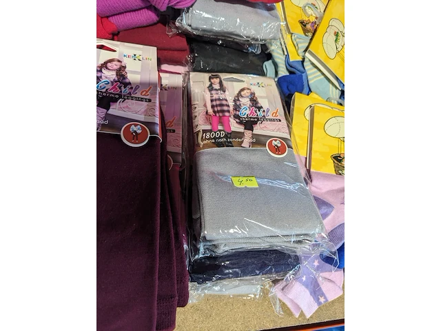 Partij zomer en winter kinderkleding en toebehoren, o.a. hello kitty, disney, amber - afbeelding 47 van  109