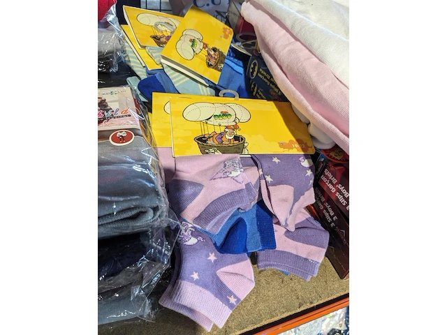 Partij zomer en winter kinderkleding en toebehoren, o.a. hello kitty, disney, amber - afbeelding 48 van  109