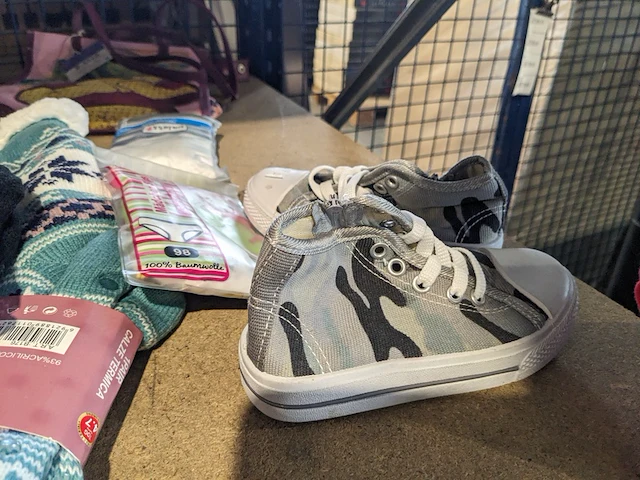 Partij zomer en winter kinderkleding en toebehoren, o.a. hello kitty, disney, amber - afbeelding 49 van  109
