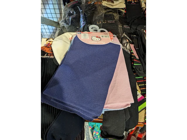 Partij zomer en winter kinderkleding en toebehoren, o.a. hello kitty, disney, amber - afbeelding 44 van  109