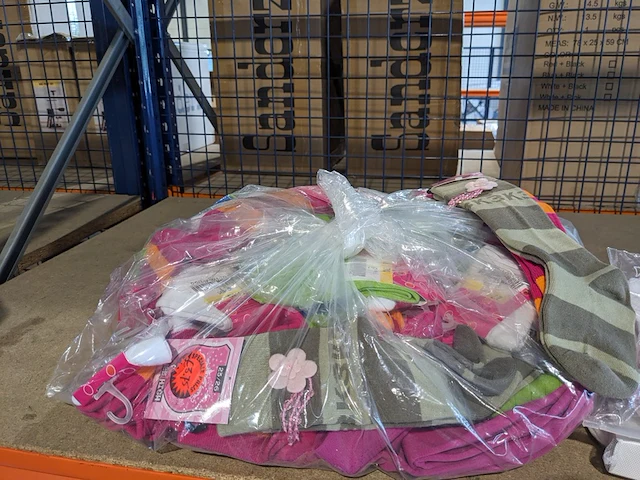Partij zomer en winter kinderkleding en toebehoren, o.a. hello kitty, disney, amber - afbeelding 61 van  109