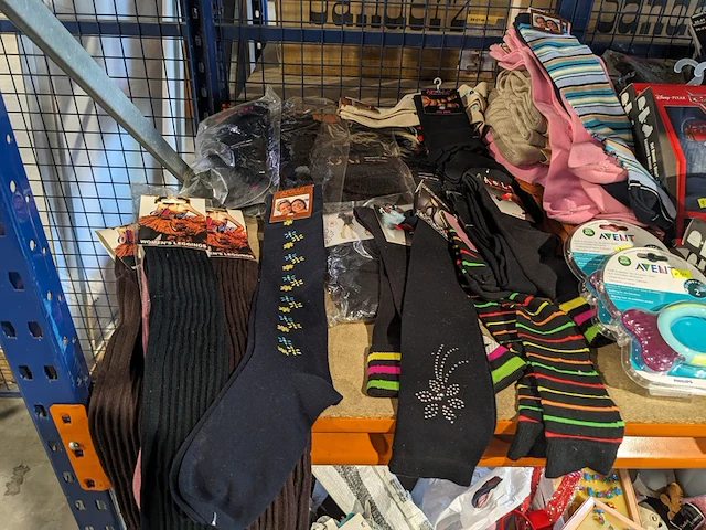 Partij zomer en winter kinderkleding en toebehoren, o.a. hello kitty, disney, amber - afbeelding 66 van  109