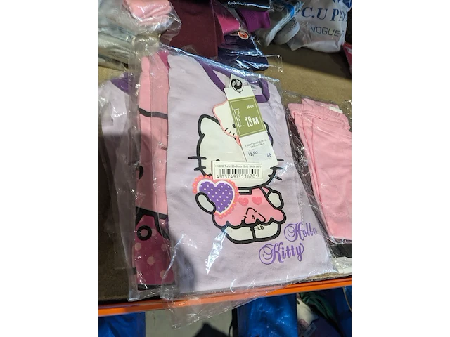 Partij zomer en winter kinderkleding en toebehoren, o.a. hello kitty, disney, amber - afbeelding 91 van  109