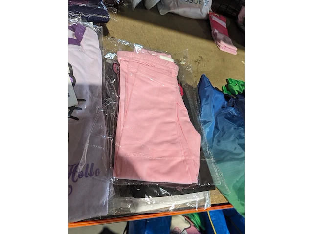 Partij zomer en winter kinderkleding en toebehoren, o.a. hello kitty, disney, amber - afbeelding 92 van  109