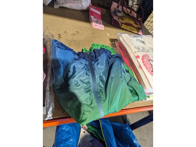 Partij zomer en winter kinderkleding en toebehoren, o.a. hello kitty, disney, amber - afbeelding 93 van  109