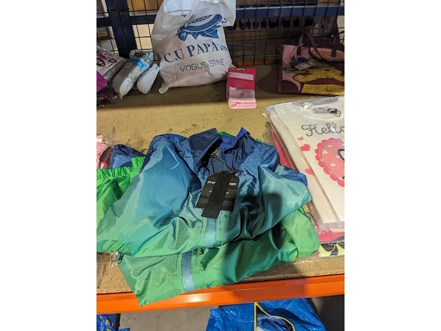 Partij zomer en winter kinderkleding en toebehoren, o.a. hello kitty, disney, amber - afbeelding 94 van  109