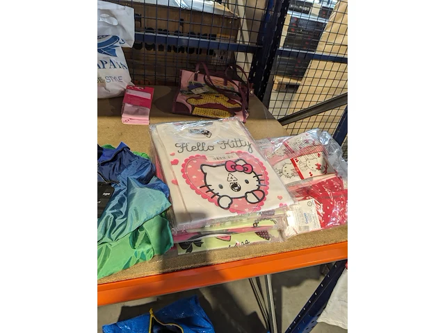 Partij zomer en winter kinderkleding en toebehoren, o.a. hello kitty, disney, amber - afbeelding 95 van  109
