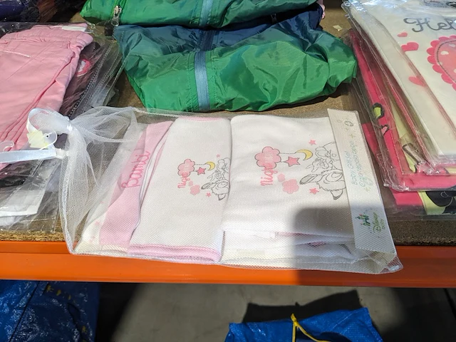 Partij zomer en winter kinderkleding en toebehoren, o.a. hello kitty, disney, amber - afbeelding 97 van  109