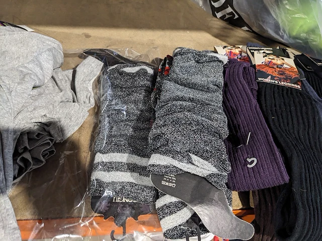 Partij zomer en winter kinderkleding en toebehoren, o.a. hello kitty, disney, amber - afbeelding 101 van  109