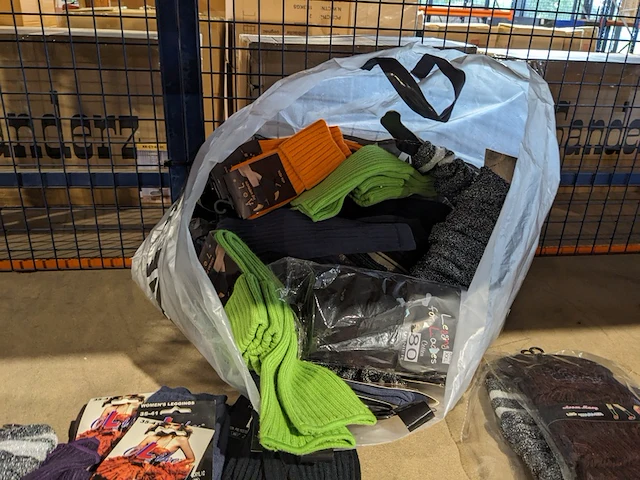 Partij zomer en winter kinderkleding en toebehoren, o.a. hello kitty, disney, amber - afbeelding 103 van  109