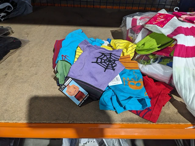 Partij zomer en winter kinderkleding en toebehoren, o.a. hello kitty, disney, amber - afbeelding 105 van  109
