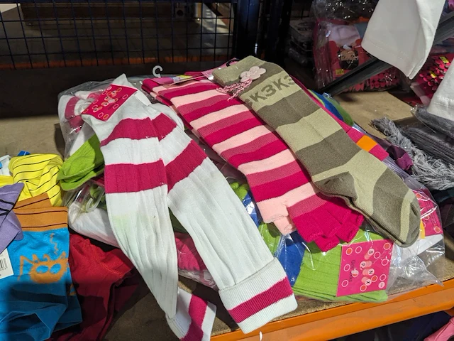 Partij zomer en winter kinderkleding en toebehoren, o.a. hello kitty, disney, amber - afbeelding 106 van  109