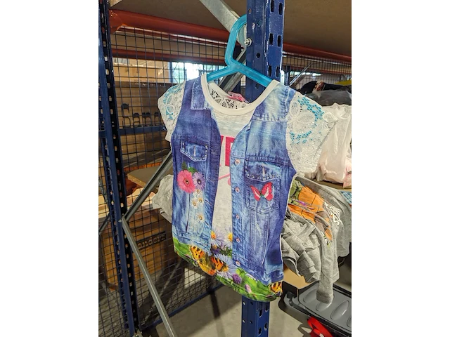 Partij zomer en winter kinderkleding en toebehoren, o.a. hello kitty, disney, amber - afbeelding 107 van  109