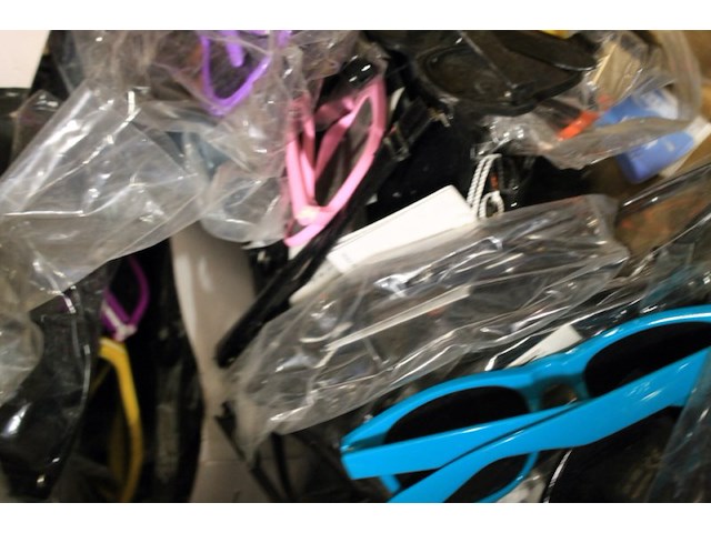 Partij zonnebrillen mix geleverd 50 stuks ds 65 - afbeelding 3 van  9