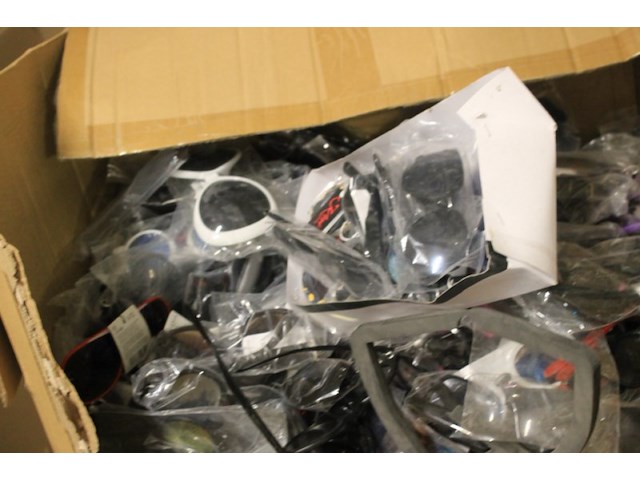 Partij zonnebrillen mix geleverd 50 stuks ds 65 - afbeelding 1 van  9