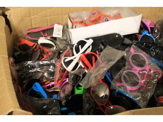 Partij zonnebrillen mix geleverd 50 stuks ds 66 - afbeelding 5 van  9