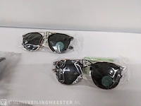 Partij zonnebrillen - afbeelding 16 van  16