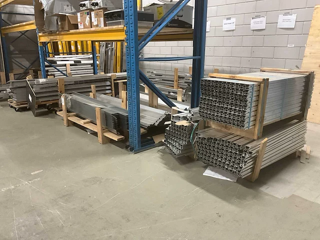 Partij zonnepaneel montagematerialen - afbeelding 1 van  11