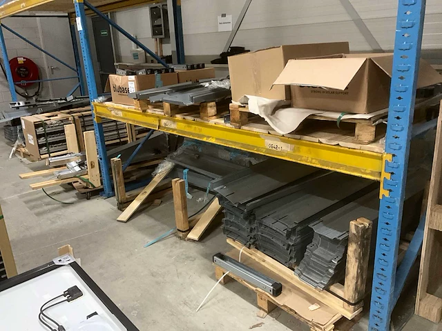 Partij zonnepaneel montagematerialen - afbeelding 1 van  17