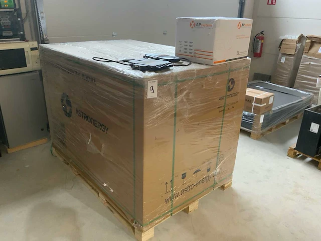 Partij zonnepanelen met inverters - afbeelding 1 van  11