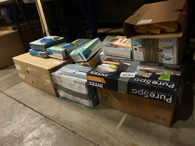 Partij zwembad accessoires w.o. beschermhoezen intex - afbeelding 1 van  9