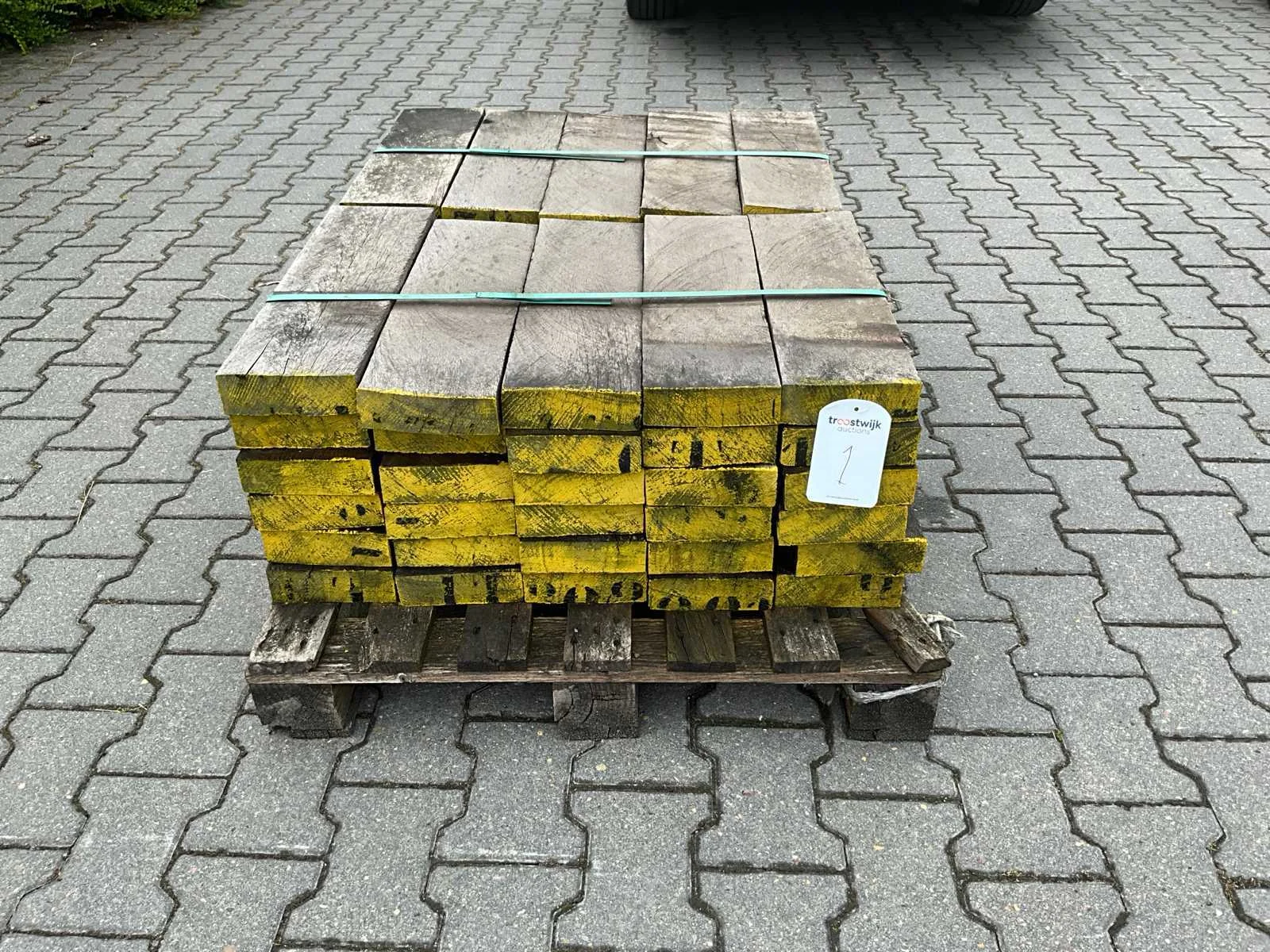 Partijen eiken stammen tuinhout thermo gevelbekleding hardhout palen balken planken