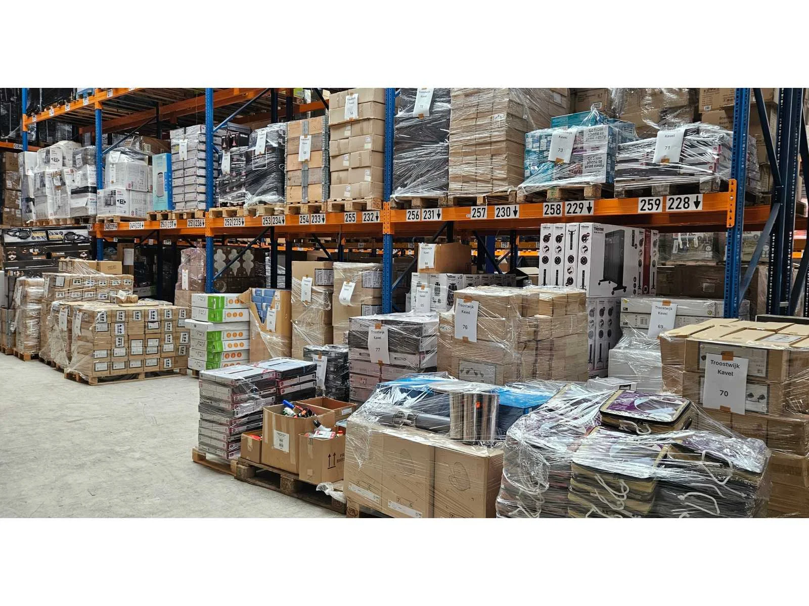 Partijhandel, magazijn opruiming met verlichting, tuinmachines en ladders