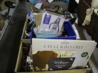 Partyproducten in twee palletboxen waaronder maskers, gift sets, ballonen, waxinenlichthouders, banners etc... - afbeelding 1 van  6