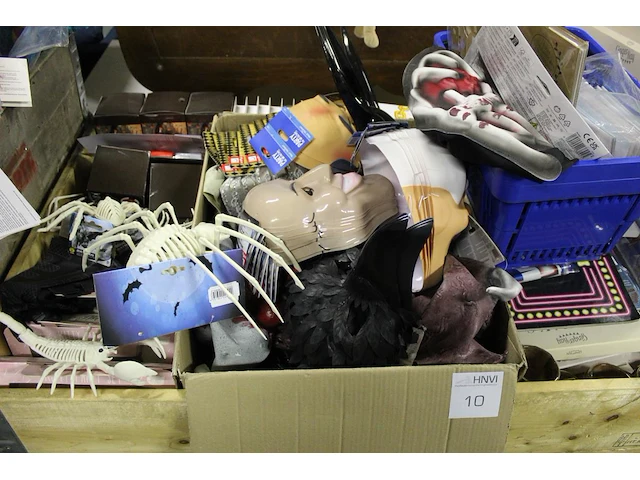 Partyproducten in twee palletboxen waaronder maskers, gift sets, ballonen, waxinenlichthouders, banners etc... - afbeelding 2 van  6