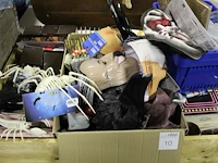 Partyproducten in twee palletboxen waaronder maskers, gift sets, ballonen, waxinenlichthouders, banners etc... - afbeelding 2 van  6