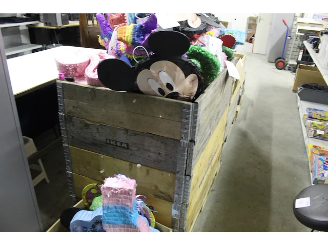 Partyproducten in twee palletboxen waaronder maskers, gift sets, ballonen, waxinenlichthouders, banners etc... - afbeelding 3 van  6