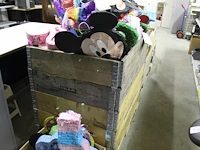 Partyproducten in twee palletboxen waaronder maskers, gift sets, ballonen, waxinenlichthouders, banners etc... - afbeelding 3 van  6