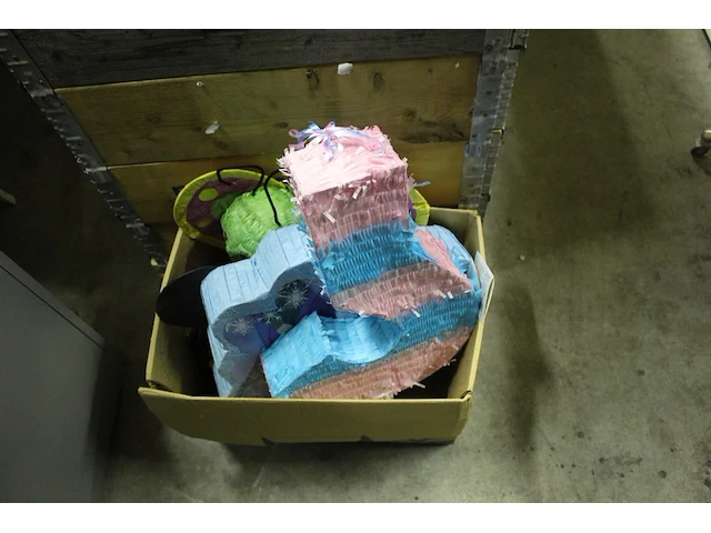 Partyproducten in twee palletboxen waaronder maskers, gift sets, ballonen, waxinenlichthouders, banners etc... - afbeelding 4 van  6