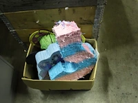Partyproducten in twee palletboxen waaronder maskers, gift sets, ballonen, waxinenlichthouders, banners etc... - afbeelding 4 van  6