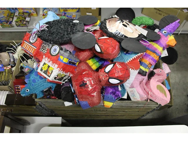 Partyproducten in twee palletboxen waaronder maskers, gift sets, ballonen, waxinenlichthouders, banners etc... - afbeelding 5 van  6