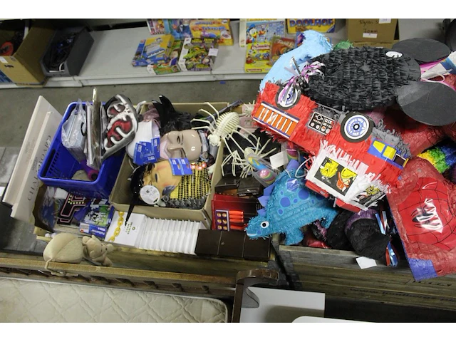 Partyproducten in twee palletboxen waaronder maskers, gift sets, ballonen, waxinenlichthouders, banners etc... - afbeelding 6 van  6